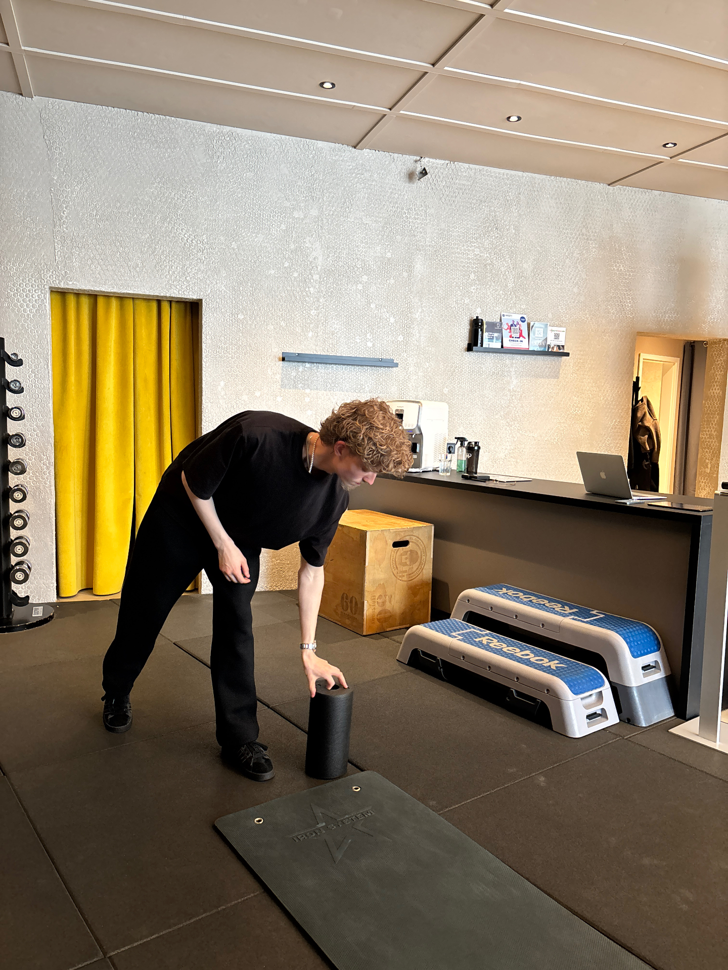 Personal Trainer Niclas Seggelmann bereitet mobiles Training in Bad Salzuflen vor
